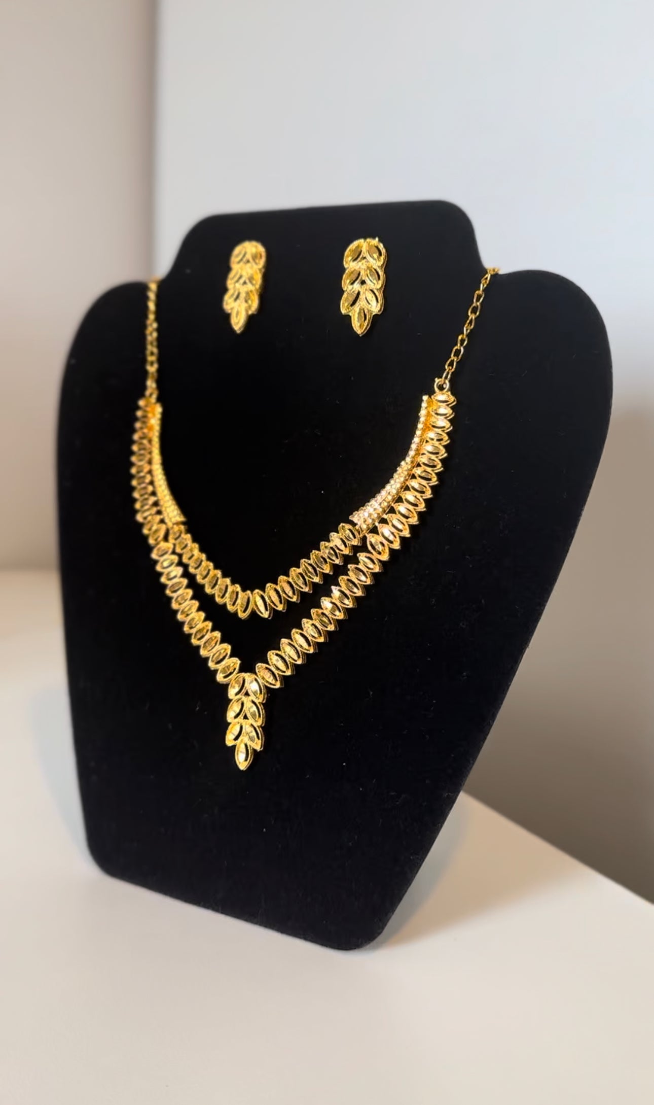 Nura Gold Necklace Set